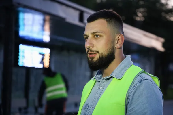 Кожну – півтори години: у Луцьку миють зупинки громадського транспорту (фото)