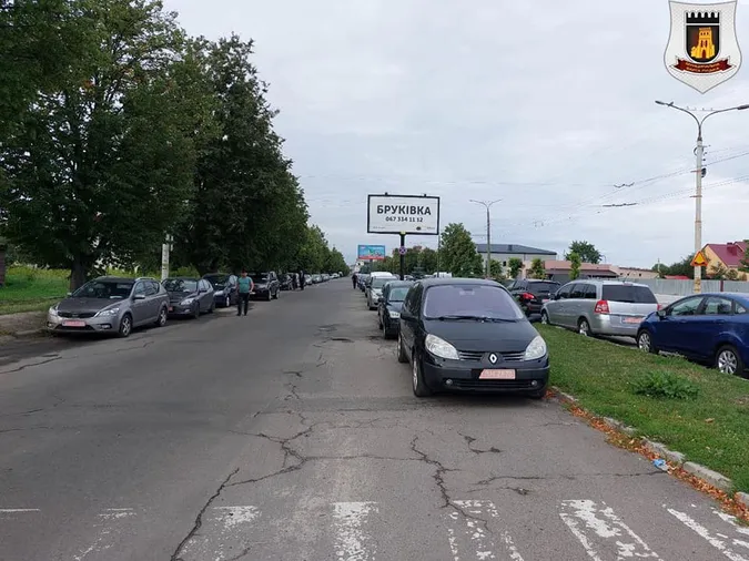 У Луцьку муніципали виписали понад 150 штрафів водіям біля авторинку (фото)