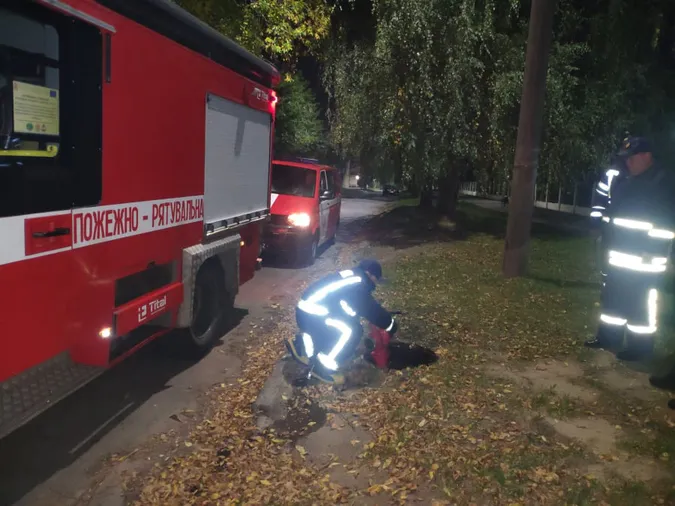 Вночі на території пологового будинку в Луцьку тренувалися рятувальники (фото)