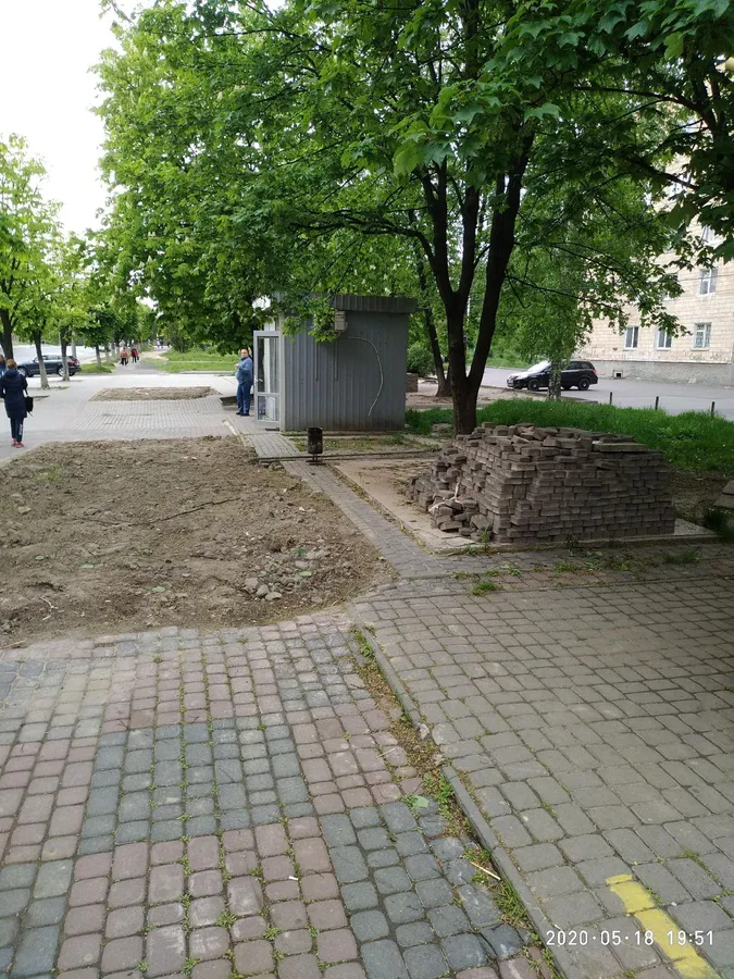 У Луцьку поскаржилися на пішохідну доріжку без бруківки (фото)