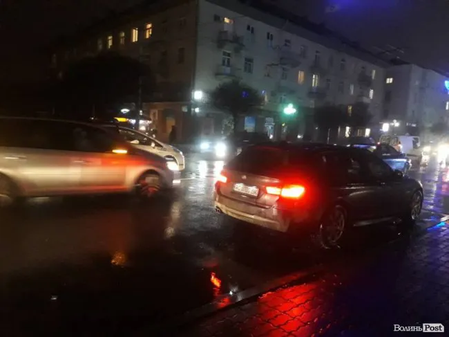 Луцьк: в центрі на переході збили чоловіка (фото)