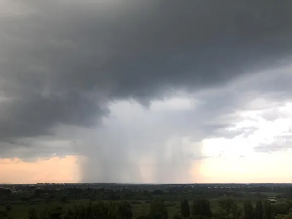 Гроза та рясний дощ у Луцьку на Трійцю: відео волинян із соцмереж (відео)