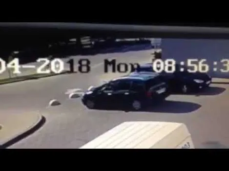 На парковці біля «Променя» автівка наскочила на обмежувачі руху (відео)