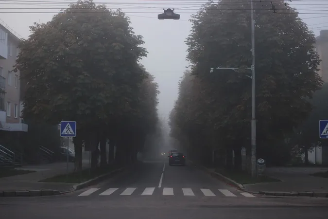 Тривожний туманний ранок у Луцьку (фото)