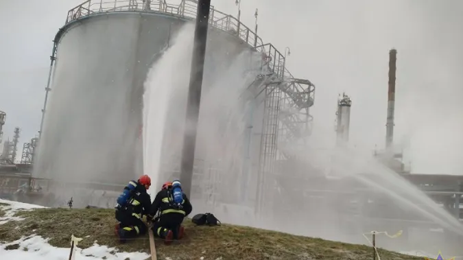 У Білорусі горів підсанкційний нафтопереробний завод (фото, відео)