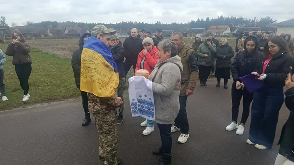 Сестра Наталія Шишко зустрічає звільноного з полону брата Олександра Ковбасюка