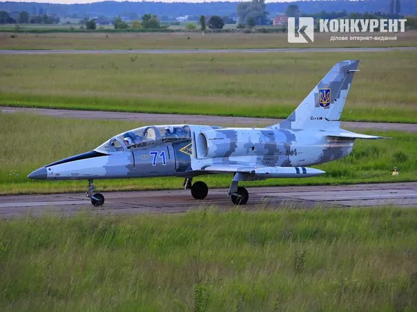 Львів'янин показав, як над Луцьком літають бомбардувальники (фото)
