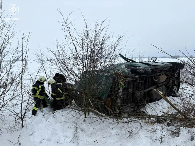 У Володимирському районі перекинулася автівка: шістьох людей витягала ДСНС (фото)