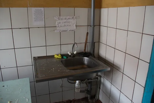Таргани, відсутність води і холодні зими: скільки і за що платять у гуртожитках СНУ (фото)