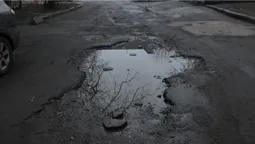 Комунальники перерили луцький двір, а місто не хоче його ремонтувати (фото)