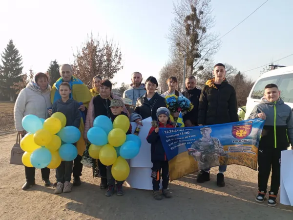 «Ми відчували, що він живий»: на Волині зустріли звільненого з полону Віталія Войтовича (фото)