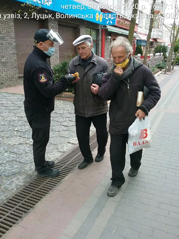 Муніципали роздали сотні саморобних масок від небайдужої лучанки (фото)