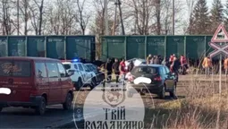 На Волині вантажний потяг зніс легковика на переїзді (фото)