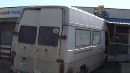 Мікроавтобус в'їхав у контейнер на Варшавському ринку (відео)