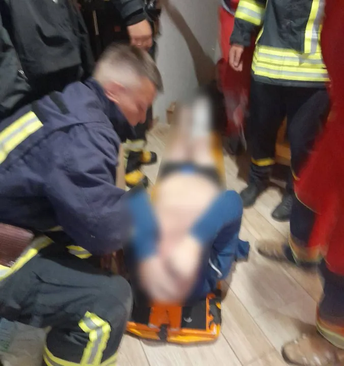 У Володимирі чоловік впав у підвал – довелося викликати рятувальників (фото)