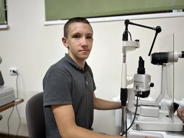 Зачепив бур'ян: у Луцькому районі хлопець потрапив до лікарні через травмоване око