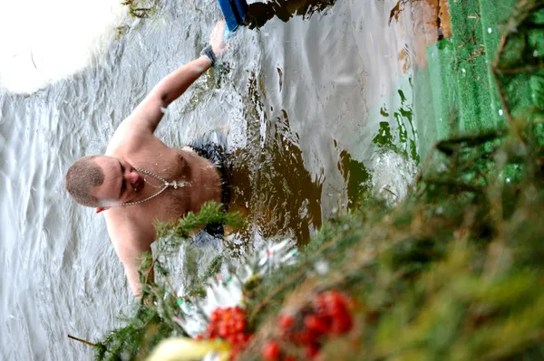 Як у Луцьку віряни занурювалися на свято Хрещення (фото)