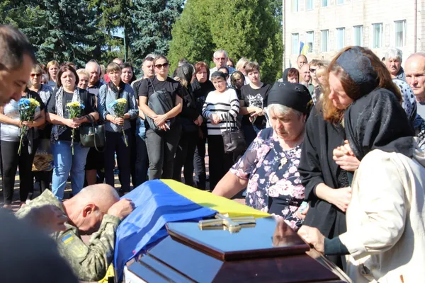 Рожищенська громада попрощалась із загиблим вогнеметником Вячеславом Лукашем (фото)