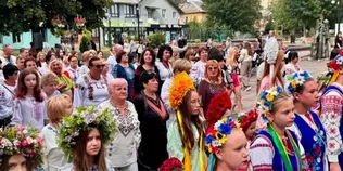 У Нововолинську сотні людей пройшли святковою ходою у вишиванках (фото)