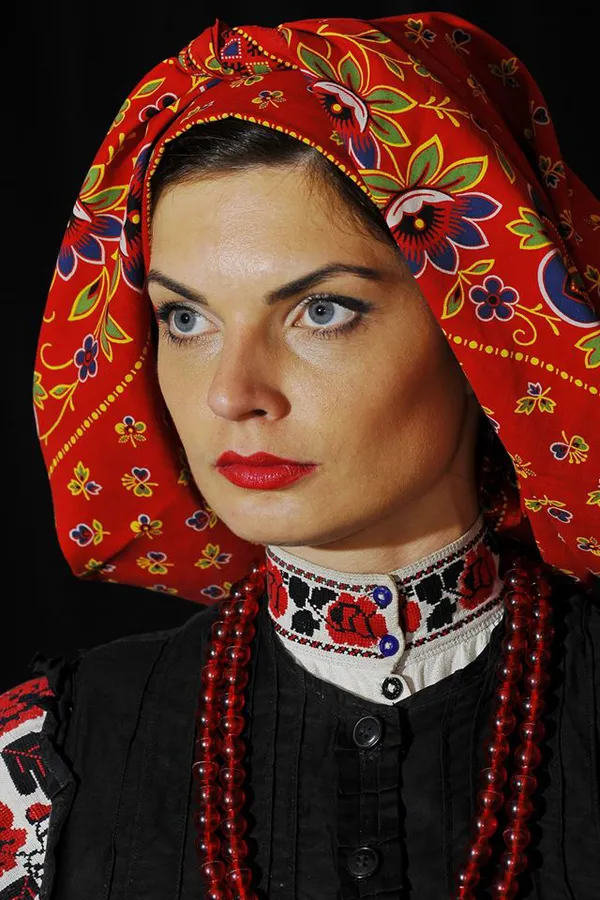 Флешмоб із хусткою: відомі волинянки поділилися світлинами (фото)