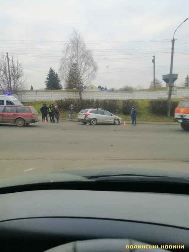 У Луцьку на перехресті не роз'їхалися два легковики (фото)