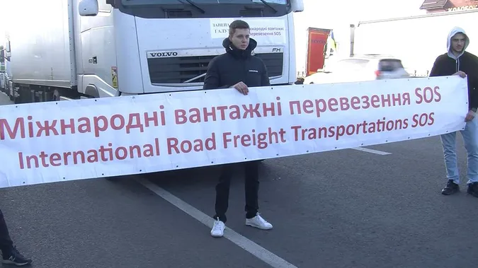 На Волині страйкують далекобійники: фури їдуть  у Ягодин (фото, відео)
