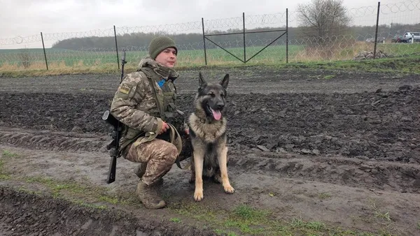 Прикордонник-кінолог Вадим з псом на кличку Лайф