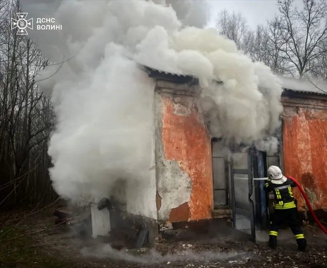 Три пожежі за добу: на Волині горіли господарська споруда, дача і крамниця (фото)