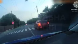 Відкрили вогонь по авто: у Луцьку патрульні затримали водія (відео)
