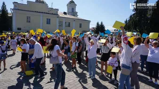 Лучани у День міста тілами склали карту України (фото)