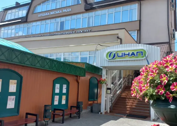 У серці Луцька продають «точку» з шаурмою (фото)
