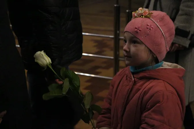 У луцькому соборі митрополит Михаїл роздавав жінкам білі троянди (фото)