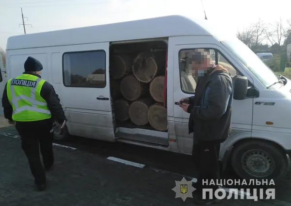 2 тисячі гривень і 40 доларів: біля Луцька водій з деревиною дав хабар патрульним (фото)