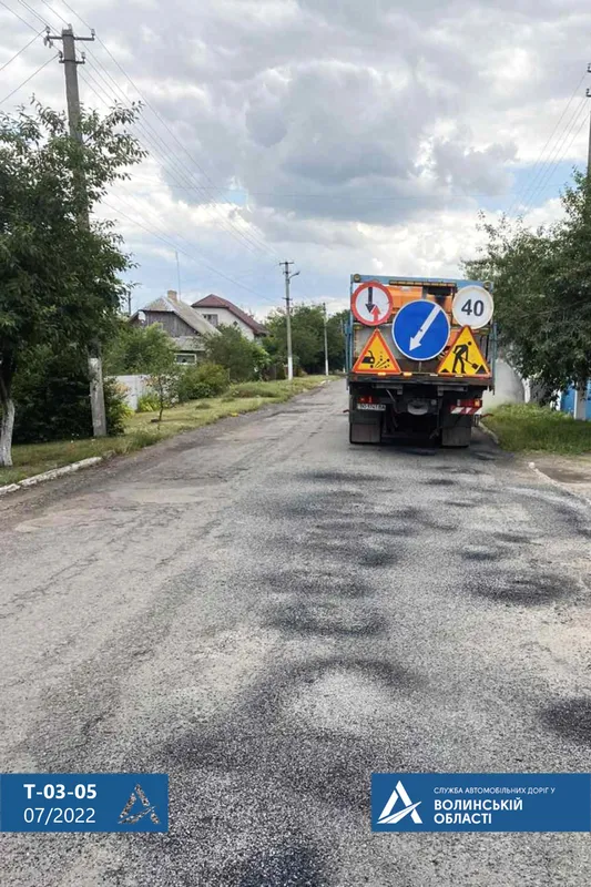 На Волині ліквідовують вибоїни на дорогах – водіїв просять бути обережними (фото, відео)