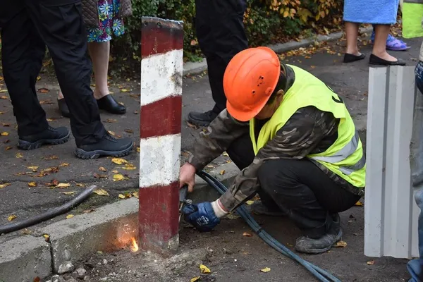 На Соборності в Луцьку зрізали два шлагбауми (фото)