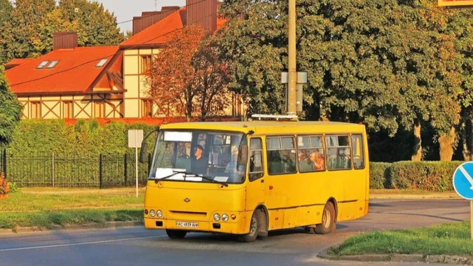 «За поручень я візьмусь, як за пілон»: про луцькі «Богдани» написали пісню (відео)