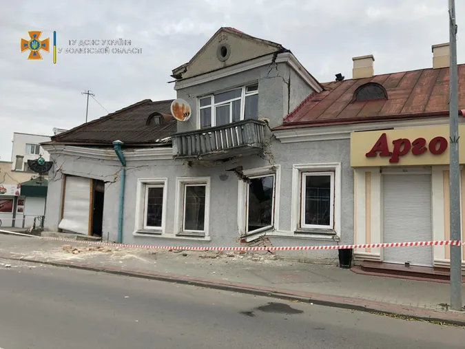 Евакуювали 6 людей: повідомили деталі обвалу будинку в центрі Володимира (фото)