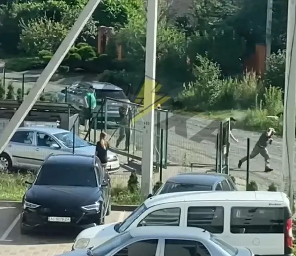 У Луцьку на військових ТЦК напав молодик з балончиком (відео, оновлено)