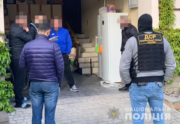 У Києві вилучили 400 тисяч доларів США «воровського общака»