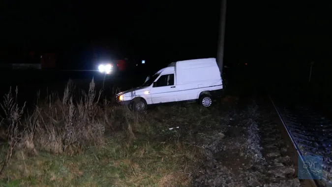 У П’ятиднях автомобіль застряг на колії та потрапив під поїзд (фото, відео)