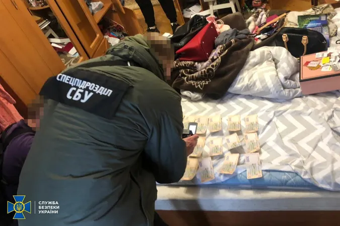 На Волині та Рівненщині збували фальшиві євро: СБУ затримала банду (фото)