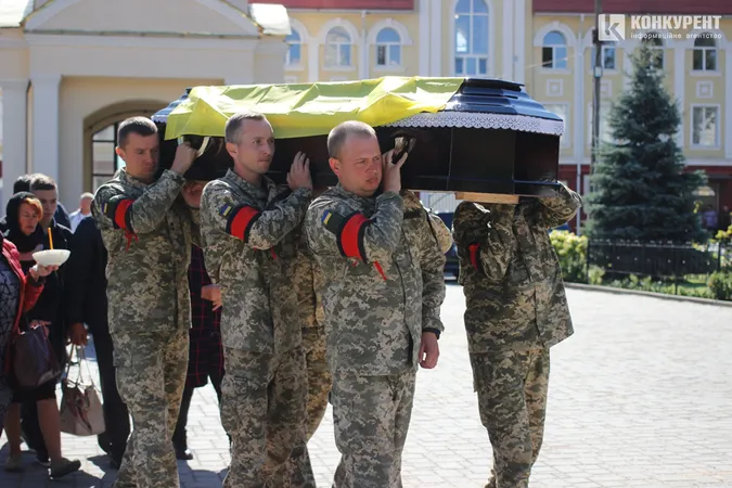 Знову похорон: Луцьк попрощався із загиблим захисником Віталієм Степанишеним (фото, відео)