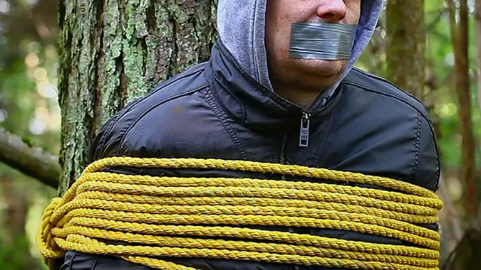 У Луцькому районі чоловіка вивезли в лісосмугу та прив'язали до дерева (відео)