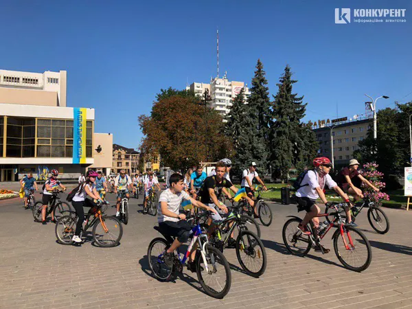 Луцьк святкує активно: на міські вулиці виїхали велосипедисти у вишиванках (ФОТО)