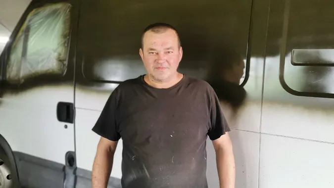 Автомайстер на Волині безплатно фарбує машини військових (відео)