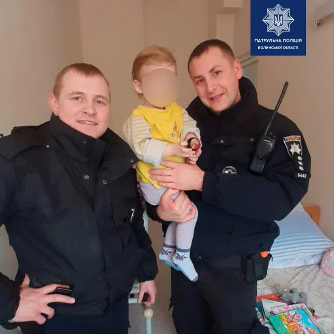 Патрульні розповіли, як почувається дівчинка, яку в Луцьку на холоді «забули» батьки