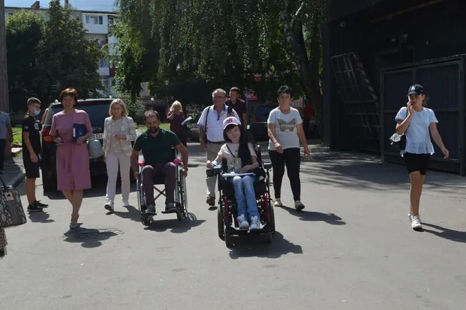 Ковельський посадовець об'їхав місто колісним візком (фото)