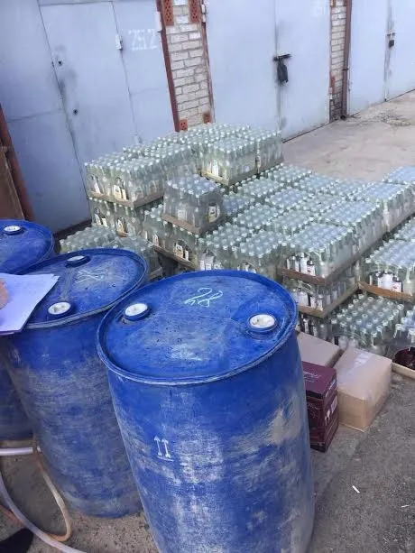 У гаражному кооперативі в Луцьку знайшли партію фальшивого алкоголю (фото)