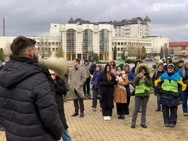 «Бюджет належить громаді»: у Луцьку молодь вимагала від влади більше витрачати на армію (фото)