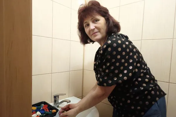 Ганна Свереда миє кришечки у шкільній вбиральні